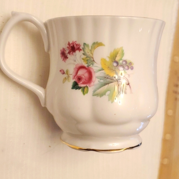 Vintage Royal Albert Bone China - Picture 2 of 3